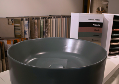 Showroom arredo bagno e soluzioni per interni dettaglio sul lavabo rotondo grigio - Lucio Melluso Messina