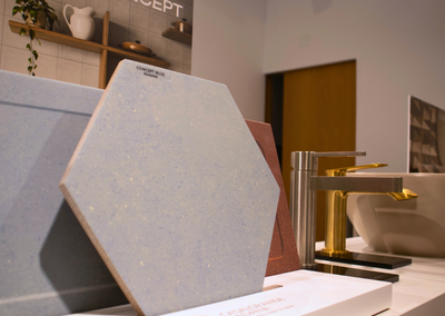 Showroom arredo bagno e soluzioni per interni dettaglio sul piastrella esagonale grigia chiara- Lucio Melluso Messina