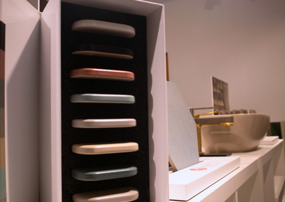 Showroom arredo bagno e soluzioni per interni con espositore di campioni di colore- Lucio Melluso Messina