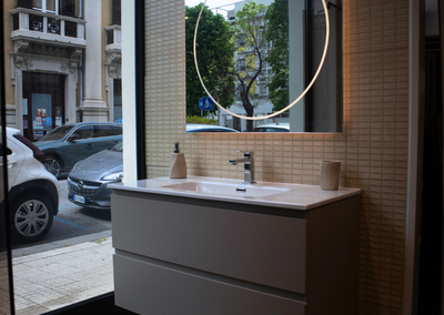 Showroom arredo bagno e soluzioni per interni con lavabo moderno e specchio retro illuminato- Lucio Melluso Messina