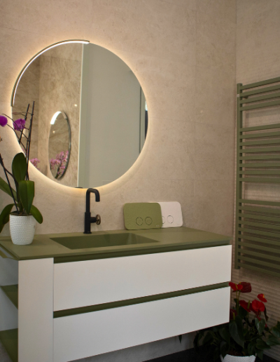 un elegante mobile sospeso moderno con cassetti bianchi e dettagli in verde salvia - Lucio Melluso Messina