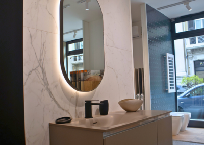 Ambientazione bagno moderno con lavabo da appoggio e rubinetteria con specchio ovale retro illuminato - Lucio Melluso