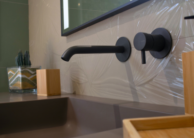 Ambientazione bagno moderno con lavabo da appoggio e rubinetteria con dettaglio rubinetto nero - Lucio Melluso