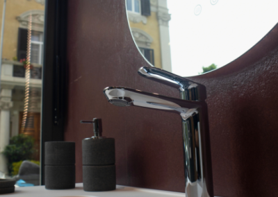 Ambientazione bagno moderno con lavabo da appoggio e rubinetteria con dettaglio rubinetto - Lucio Melluso