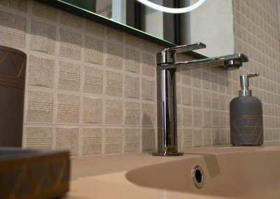 Ambientazione bagno moderno con lavabo da appoggio e rubinetteria - Lucio Melluso
