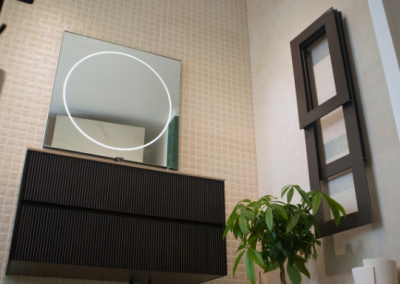 Ambientazione bagno moderno con lavabo da appoggio e rubinetteria con pianta verde - Lucio Melluso