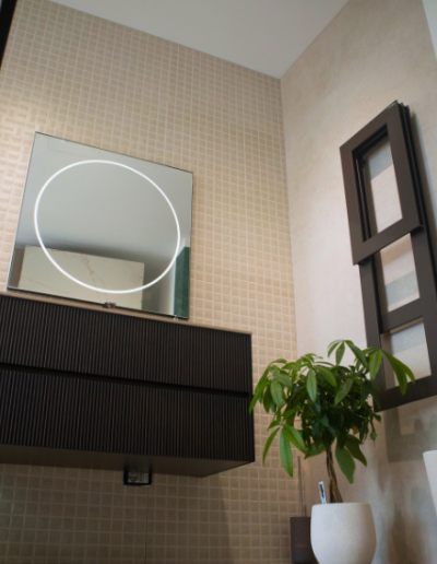Ambientazione bagno moderno con lavabo da appoggio e rubinetteria con pianta verde - Lucio Melluso