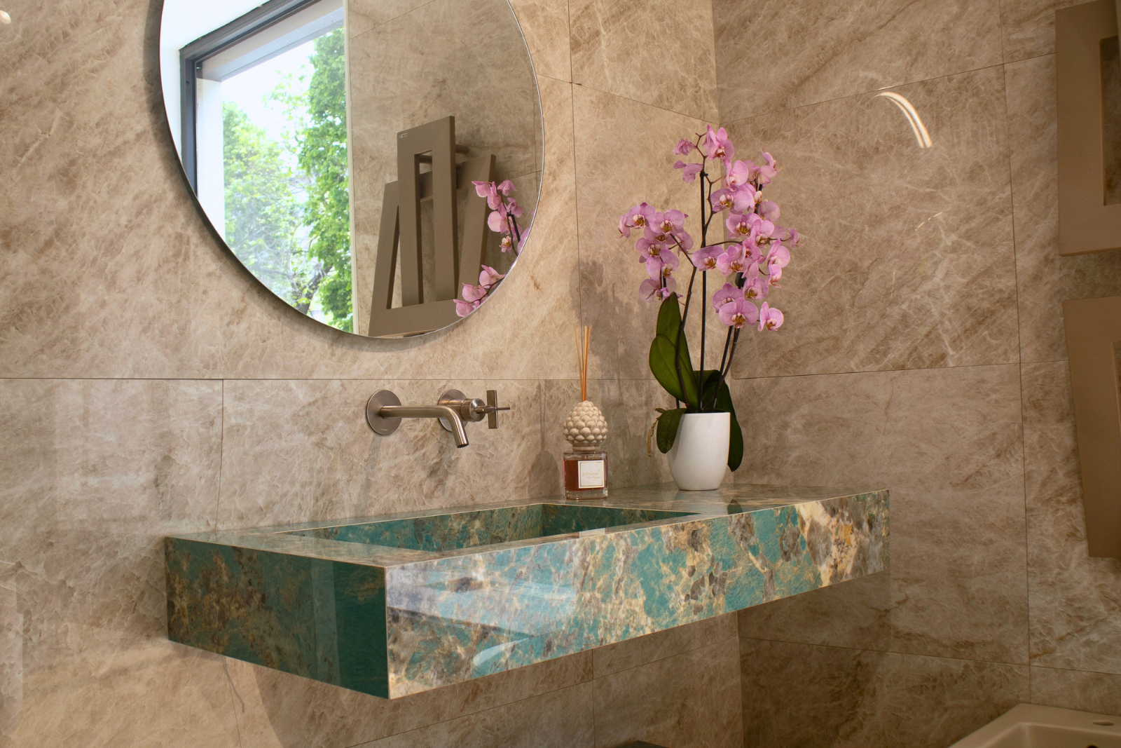 Ambientazione bagno moderno con lavabo da appoggio effetto marmo verde e rubinetteria - Lucio Melluso